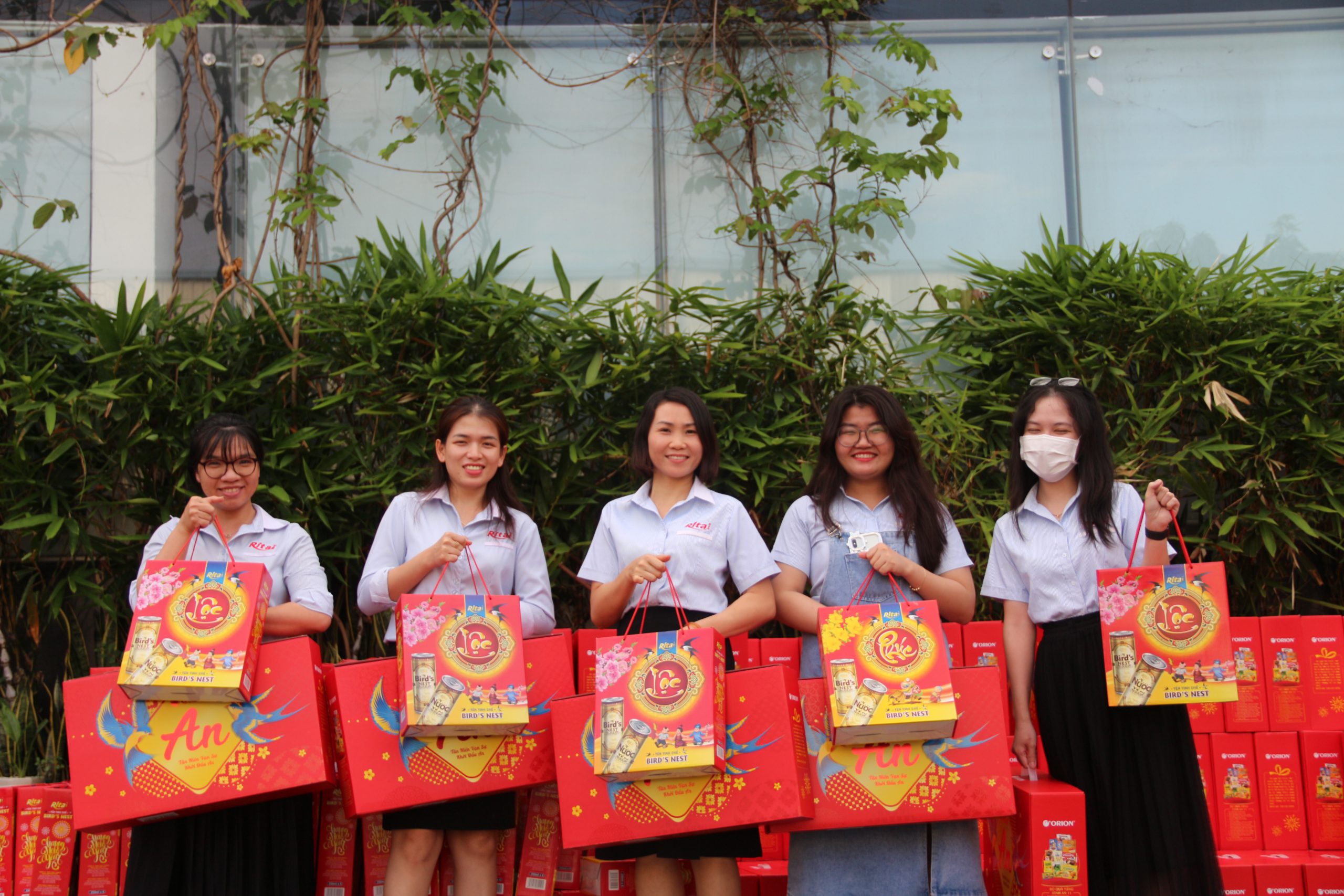 RITA GIVES SPECIAL GIFTS TO ALL EMPLOYEES ON THE OCCASION OF TET FESTIVAL