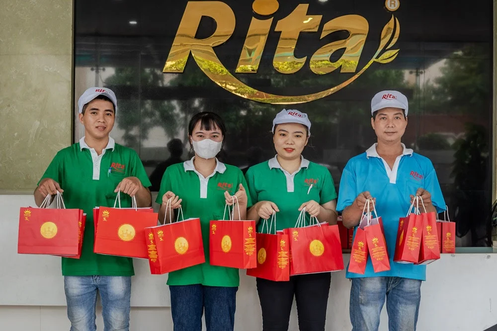 elebrating the mid autumn festival at rita sharing mooncakes and joy 5