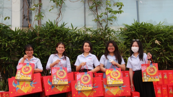RITA GIVES SPECIAL GIFTS TO ALL EMPLOYEES ON THE OCCASION OF TET FESTIVAL